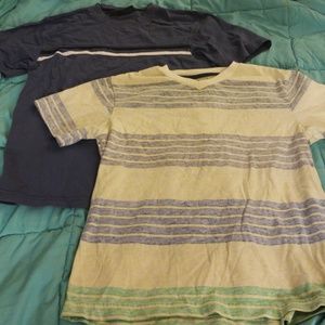 2 boys med t-shirts